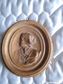 Arte: Antiguo bajo relieve firmado D. Pérez, 1911 en estuco, mide 23x21 cm